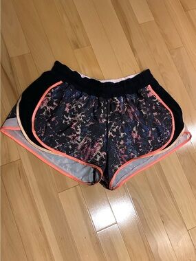 EUC Lululemon Multi-colour shorts - size 10